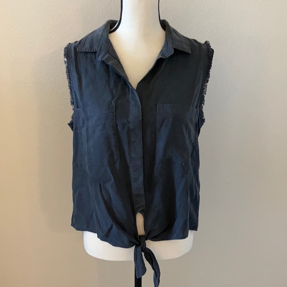 Cloth & Stone Sleeveless Button Down Top